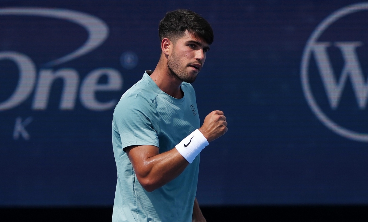 Alcaraz, con altibajos, reaparece ganando con apuros a Dzumhur en Cincinnati