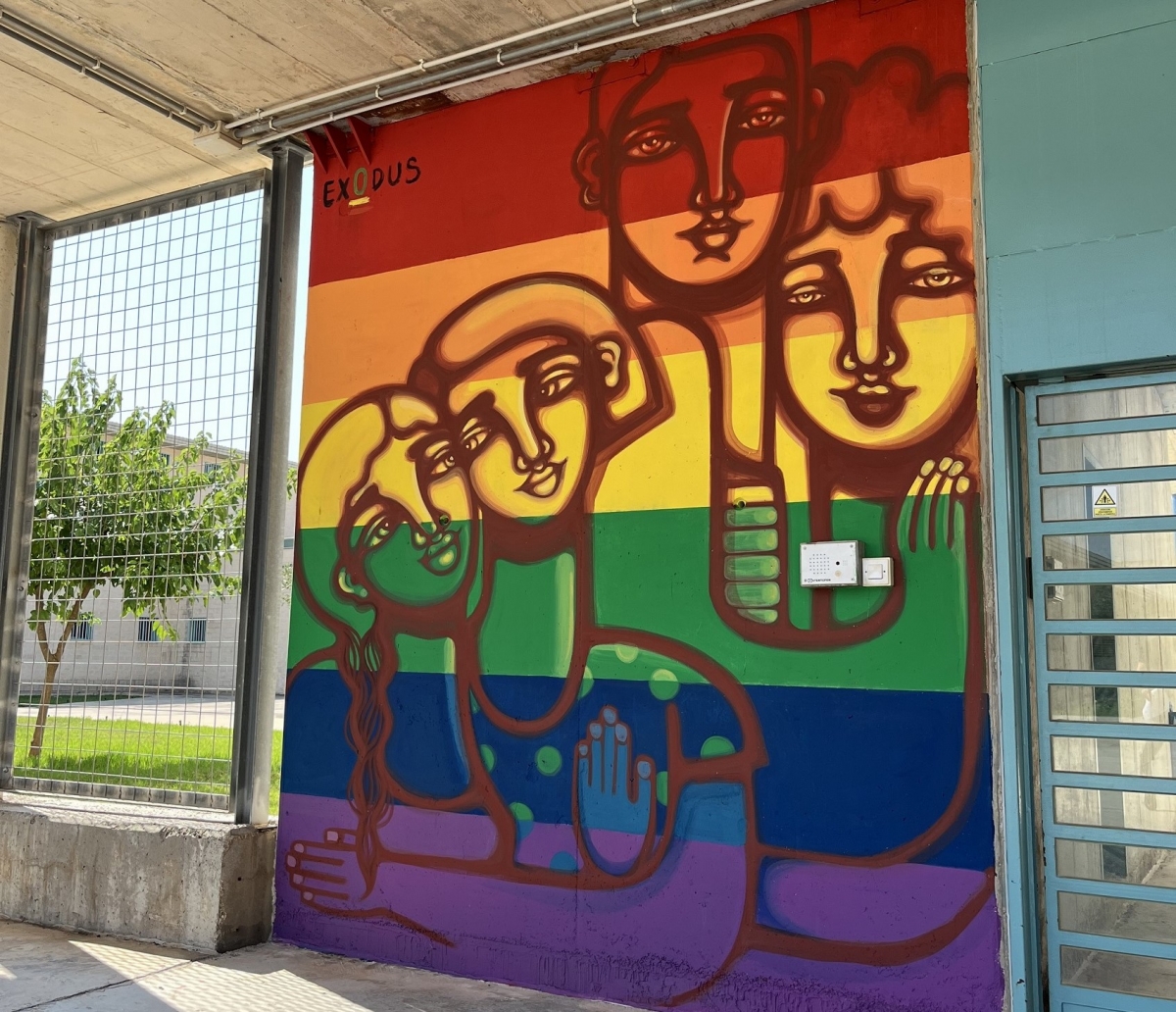 La prisión de Albocàsser acoge un mural sobre diversidad LGTBIQ+ promovido por el Rototom