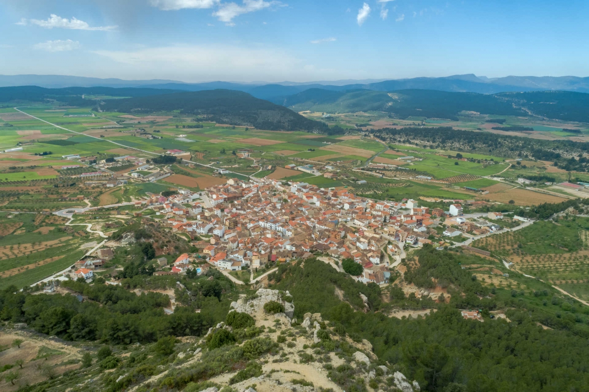 Vista área del municipio de Titaguas. - Foto: TURISME COMUNITAT VALENCIANA Vista área del municipio de Titaguas.