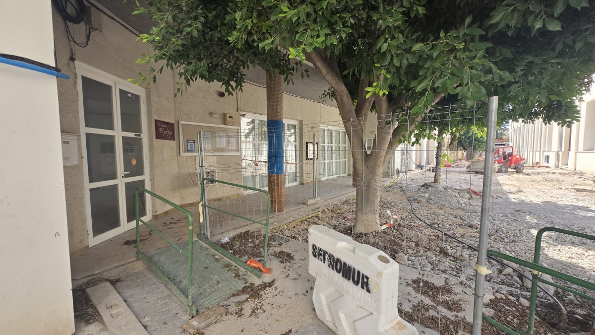 Acceso a la entrada por la calle Sant Josep