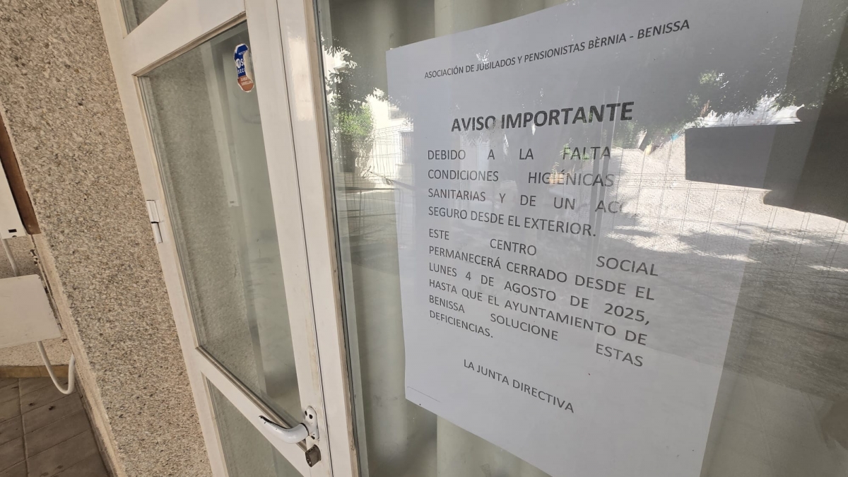 El cartel, situado en la entrada del centro