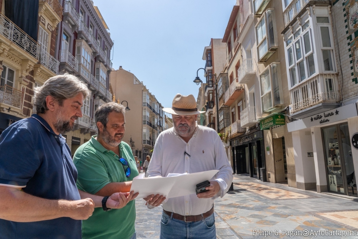 Los toldos de la calle del Carmen empiezan a ser (por fin) una realidad