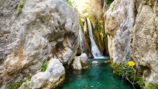 Chapuzones de interior: ocho rincones para refrescarse en Alicante sin pisar la costa