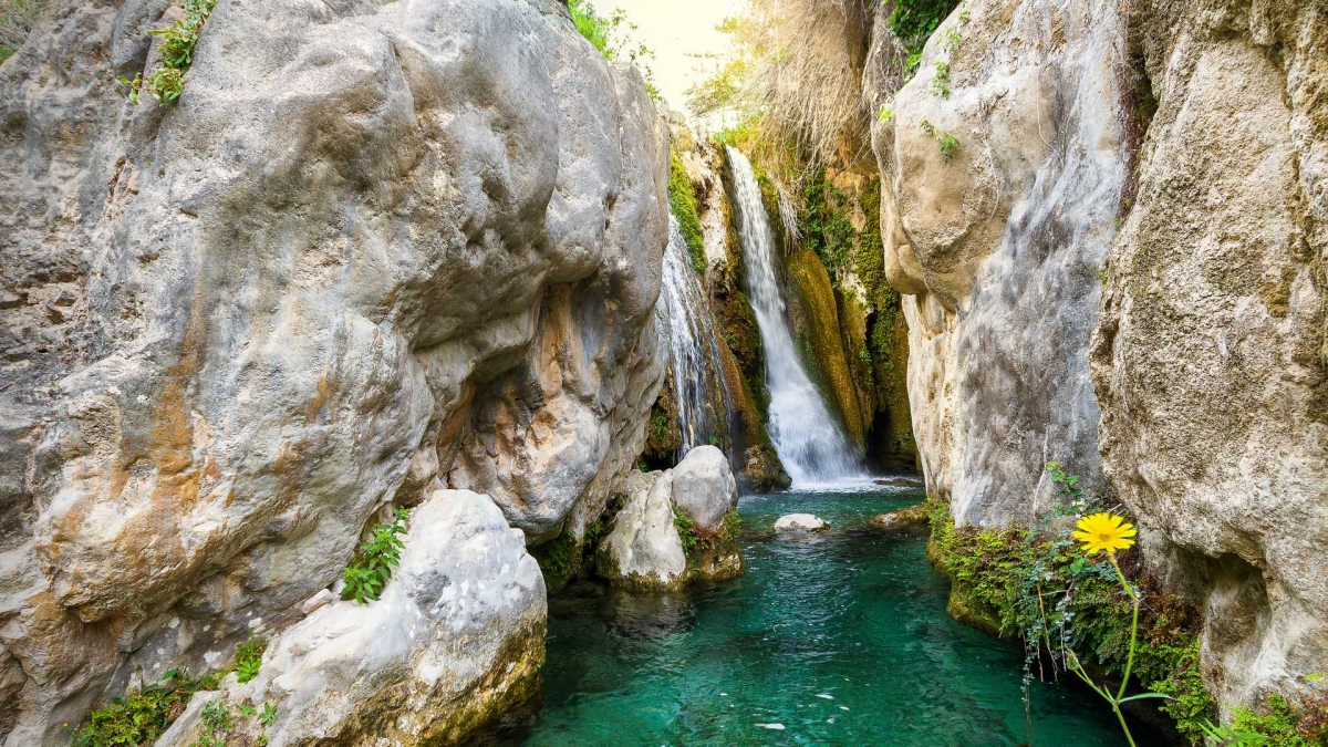 Chapuzones de interior: ocho rincones para refrescarse en Alicante sin pisar la costa