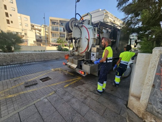 Calp retira el agua estancada en el cauce de la calle La Niña para 