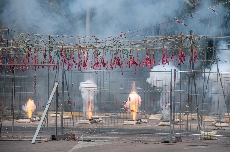 Los festeros del Camp d'Elx inauguran su Racó y dedican una mascletá nocturna a Reinas y Damas del Camp d'Elx