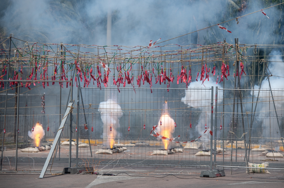 Los festeros del Camp d'Elx inauguran su Racó y dedican una mascletá nocturna a Reinas y Damas del Camp d’Elx