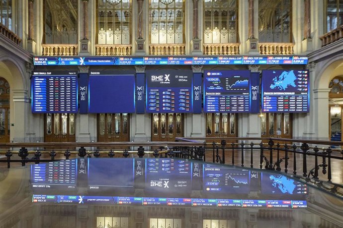 Archivo - Varios paneles del Ibex 35 en el Palacio de la Bolsa, a 1 de septiembre de 2023, en Madrid (España). - 