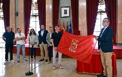 El Ayuntamiento de Murcia premia al joven piloto de motociclismo Máximo Quiles con una placa conmemorativa
