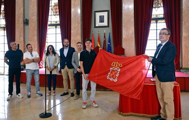 El Ayuntamiento de Murcia premia al joven piloto de motociclismo Máximo Quiles con una placa conmemorativa