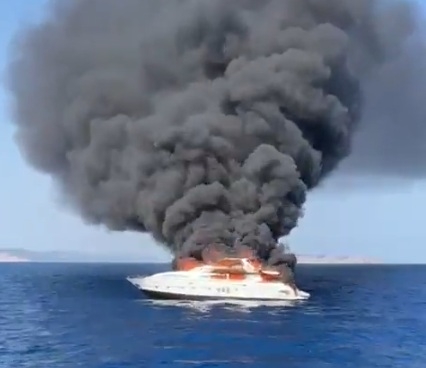 Salvamento Marítimo intenta sofocar en las costas de Ibiza el incendio de un yate de 28 metros con matrícula de Alicante