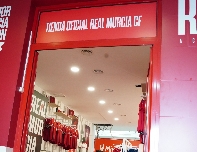 El Murcia, ya con más de 15.000 abonados, amplía la tienda del estadio Enrique Roca