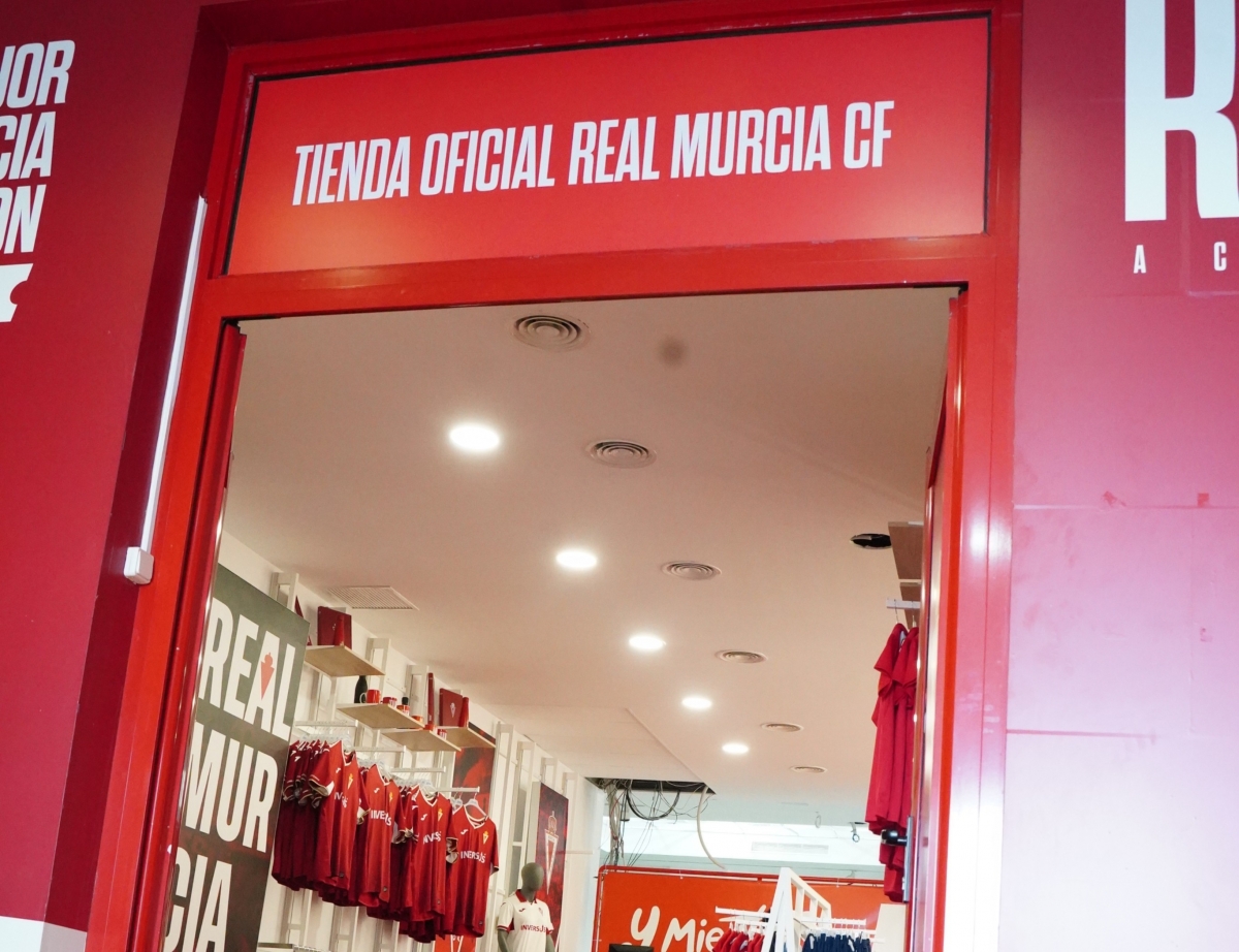 El Murcia, ya con más de 15.000 abonados, amplía la tienda del estadio Enrique Roca