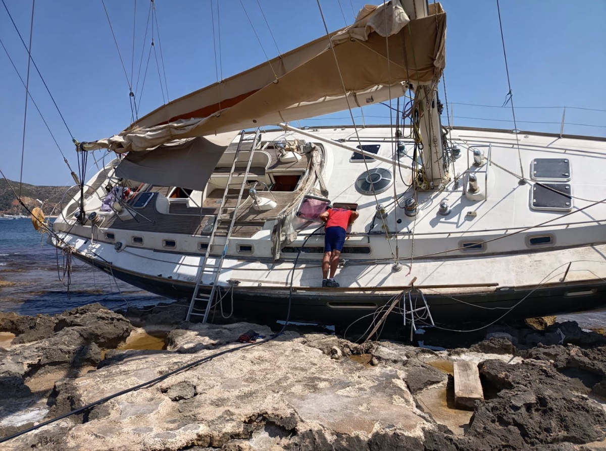 Xàbia inicia la descontaminación del velero que encalló en su costa 