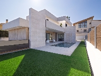 La casa de Molina donde la geometría habla en verso, los volúmenes flotan y la piscina es un espejo arquitectónico