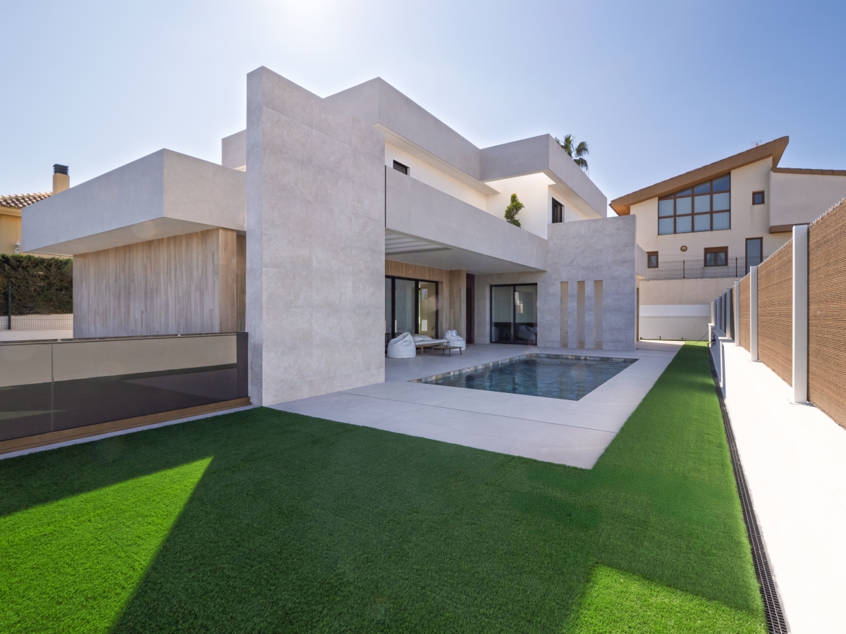 La casa de Molina donde la geometría habla en verso, los volúmenes flotan y la piscina es un espejo arquitectónico