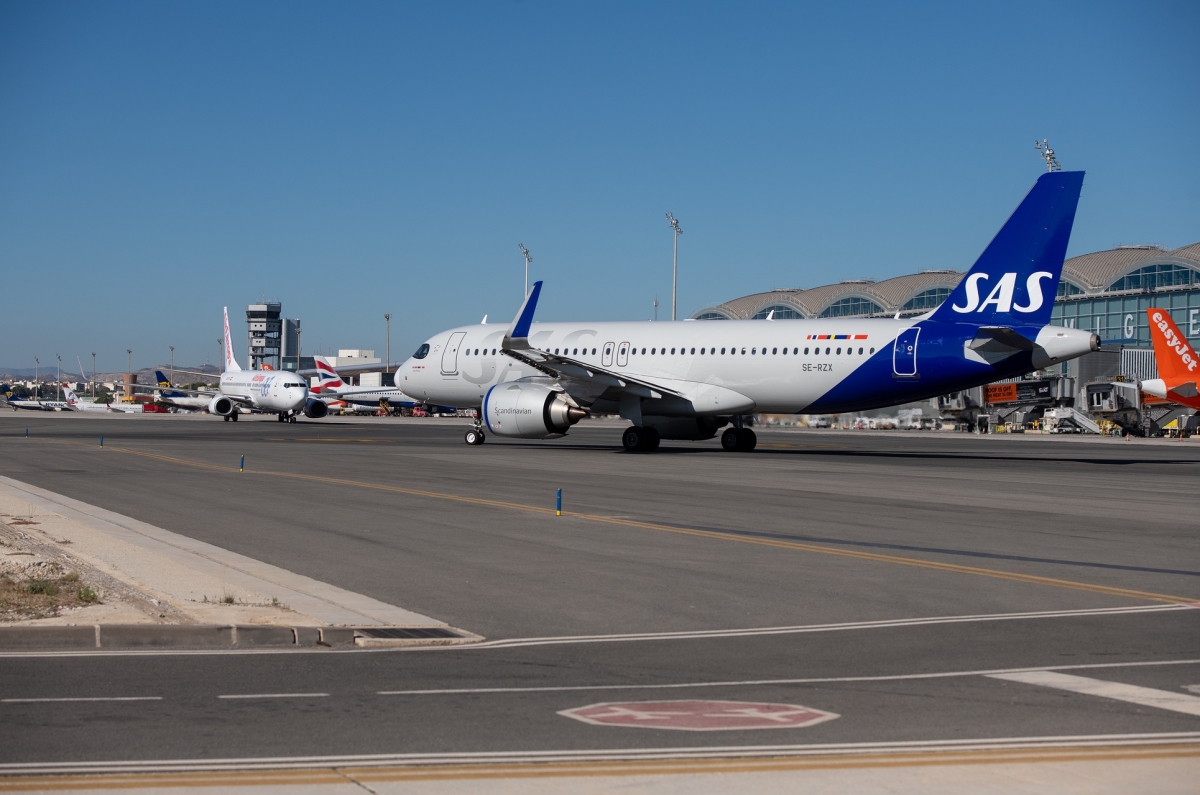 El aeropuerto de Alicante-Elche supera la 'barrera' de los dos millones de viajeros en un mes