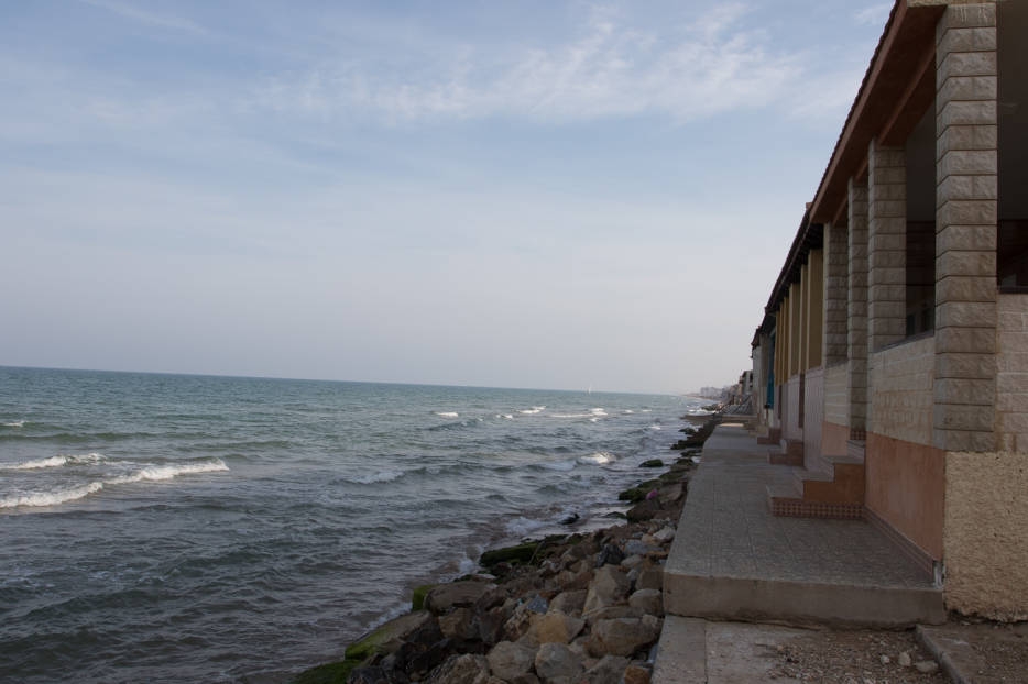 La asociación de vecinos de la playa de Babilonia de Guardamar formaliza la petición de protección de sus casas 