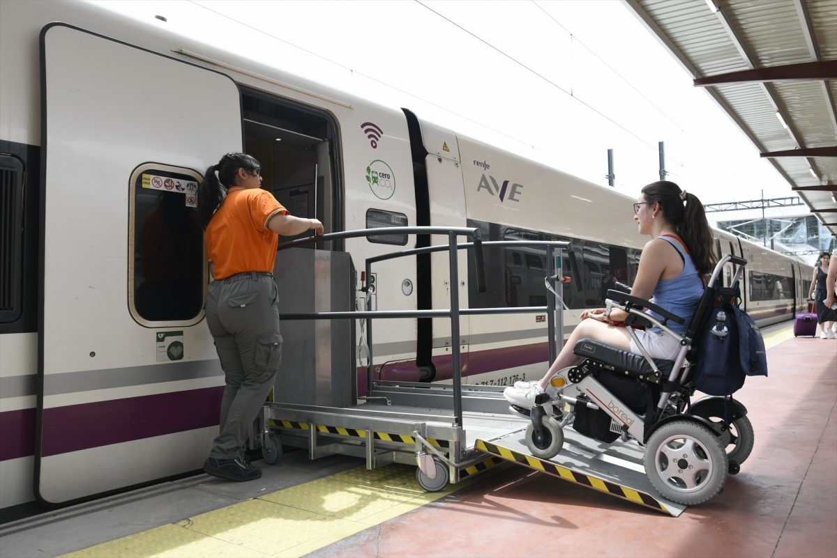 València Joaquín Sorolla y otras estaciones estrenan plataformas para facilitar acceso al tren a viajeros en silla de ruedas