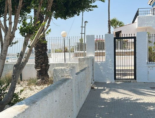 Orihuela recupera la titularidad del paseo de Cabo Roig y pide auxilio judicial para su abrirlo
