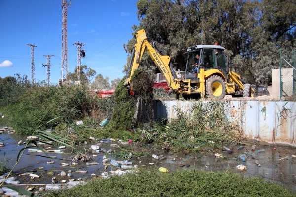 La CHS retira toneladas de residuos en las redes de flotantes del río Segura en Guardamar