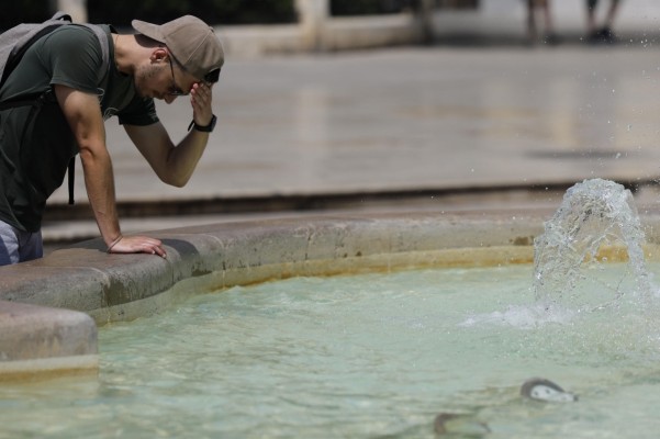 Castelló recomienda evitar la exposición al sol y la actividad física al aire libre en las horas centrales