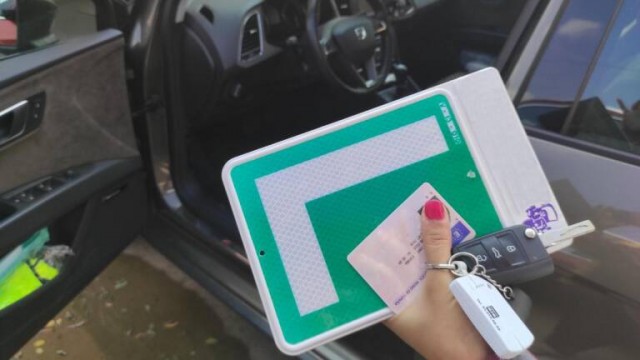  Más de 800 jóvenes de Elche solicitan las ayudas para el carnet de conducir y títulos de inglés 