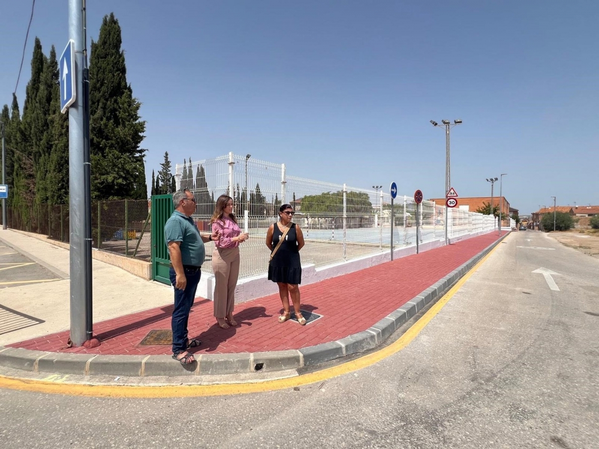Murcia renueva la acera de acceso al CEIP Nicolás de Raya en Sangonera la Verde