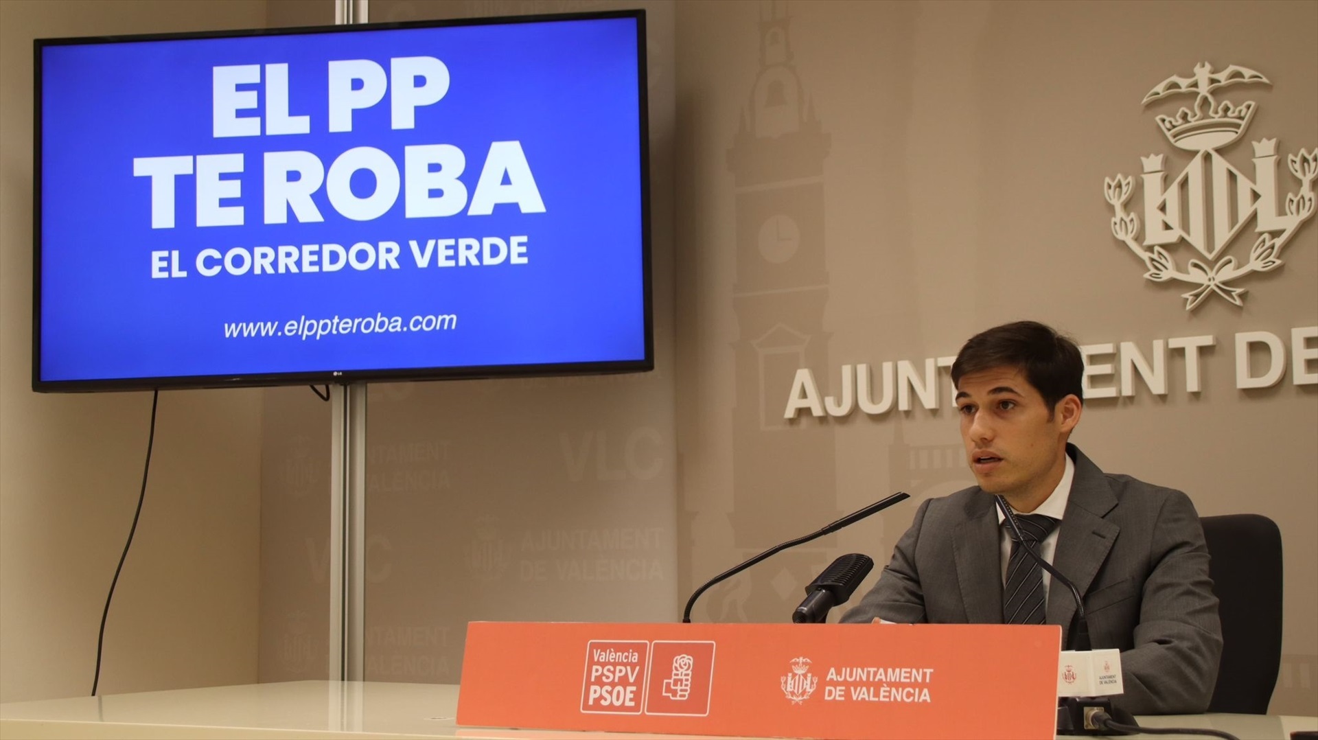 El PSPV critica la orden de retirar la pancarta de su balcón con la frase: 'El PP te roba el corredor verde'