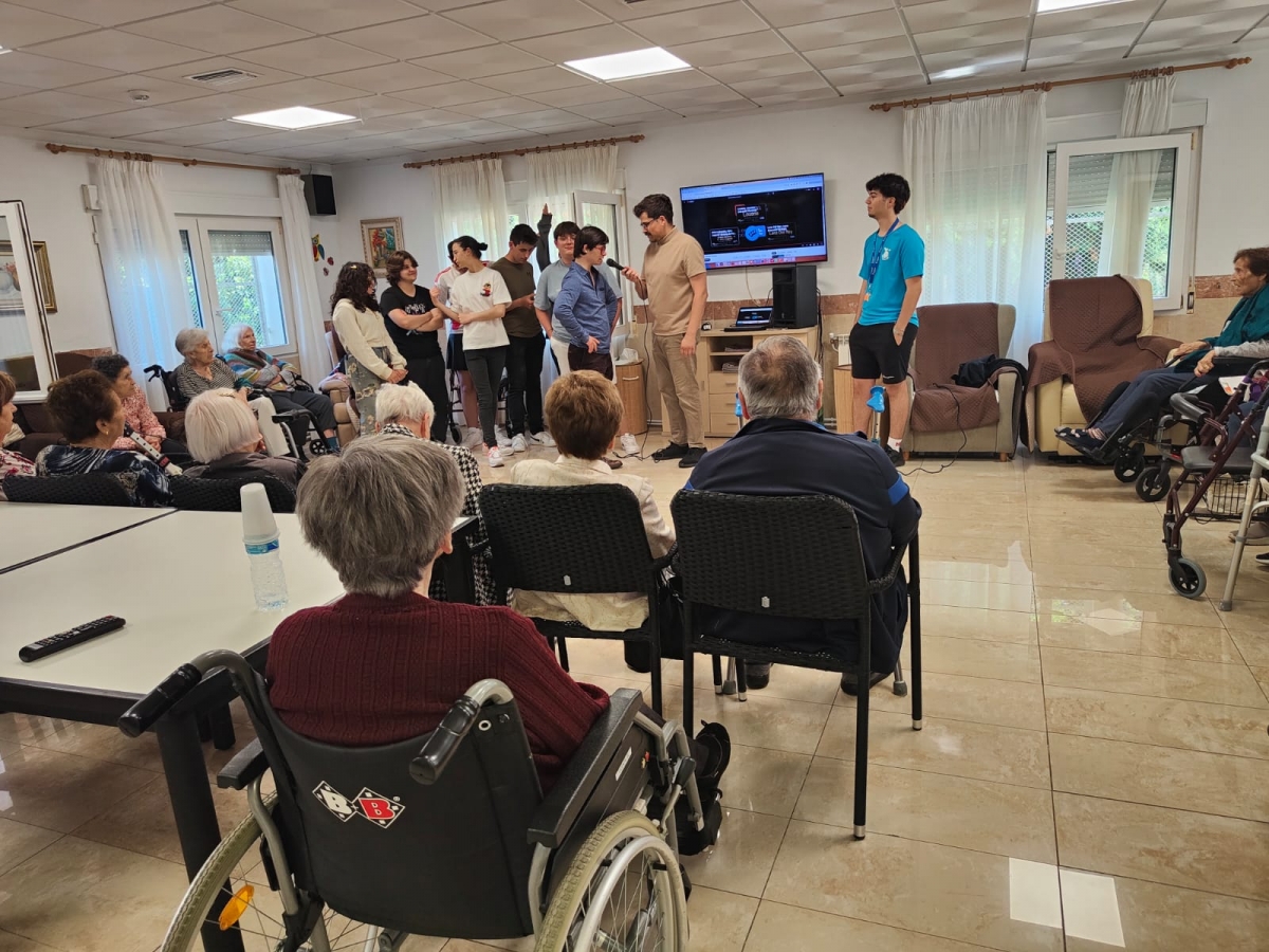 Benicàssim impulsa con sus jóvenes y mayores una iniciativa para luchar contra la soledad no deseada 