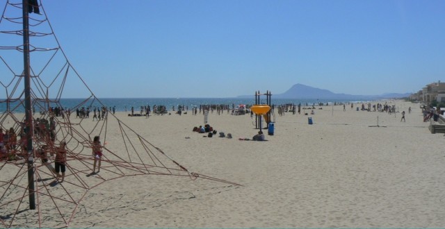 Reabren las cuatro playas de Oliva cerradas este martes por contaminación fecal