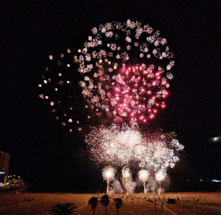 Oropesa celebra el Día del Turista con un castillo de fuegos artificiales acuático 