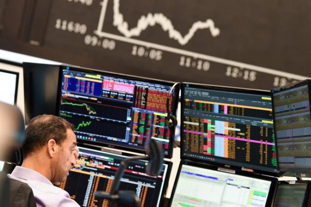 El Ibex 35 cae casi un 0,4% en la apertura pero logra sostener los 15.300 puntos
