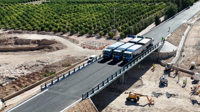 El Consell realiza la prueba de carga en el puente de la CV-95 en San Miguel de Salinas antes de abrirlo