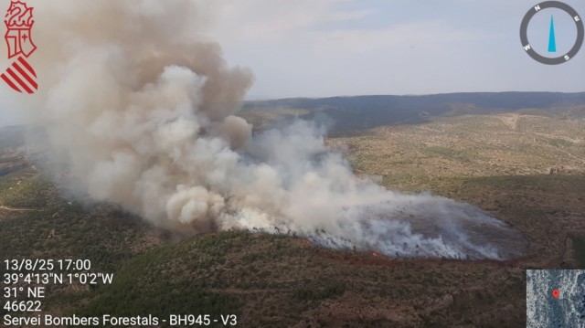 Desalojan dos pedanías por un incendio forestal en Teresa de Cofrentes