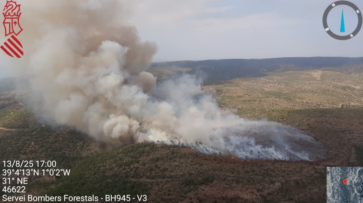 Desalojan dos pedanías por un incendio forestal en Teresa de Cofrentes