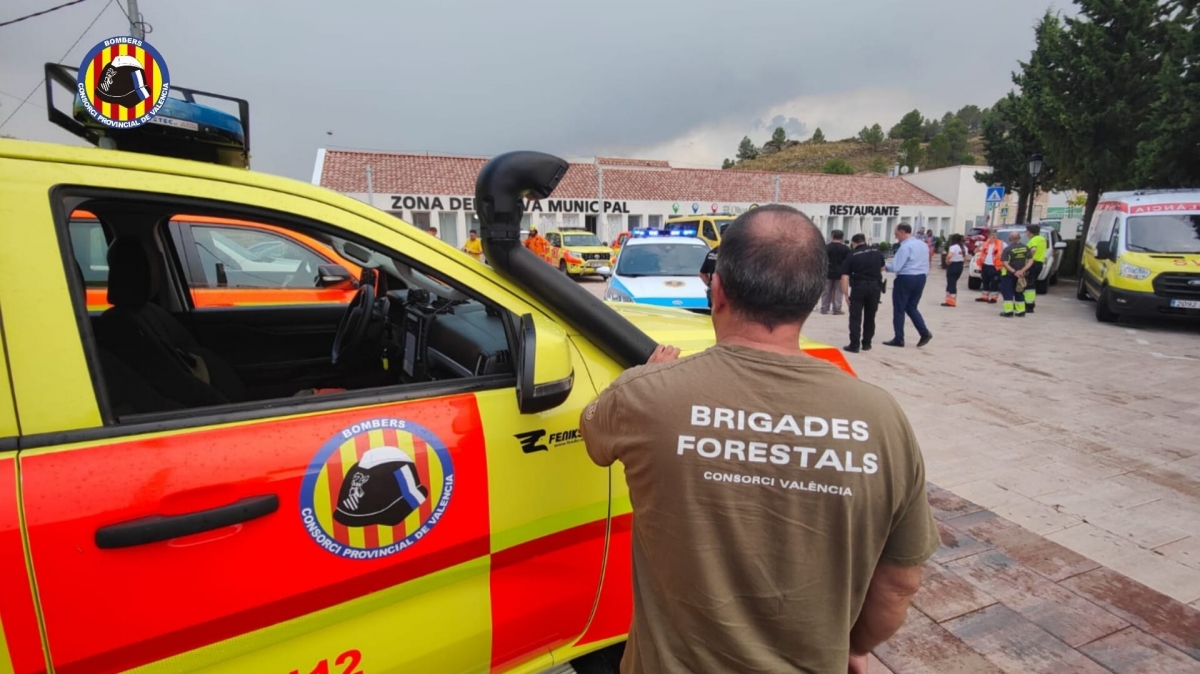 Siete medios aéreos se reincorporan a las tareas de extinción del incendio de Teresa de Cofrentes