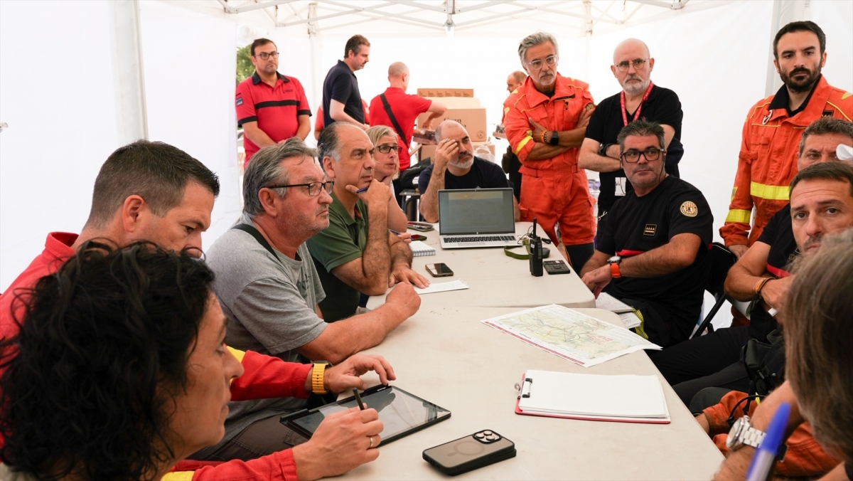Los efectivos de extinción trabajan intensamente en dos puntos calientes en el incendio de Teresa de Cofrentes