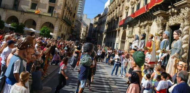 Alicante celebra el 9 d'Octubre con una 'dansà' popular, la lectura del 'Tirant lo Blanc' y conciertos