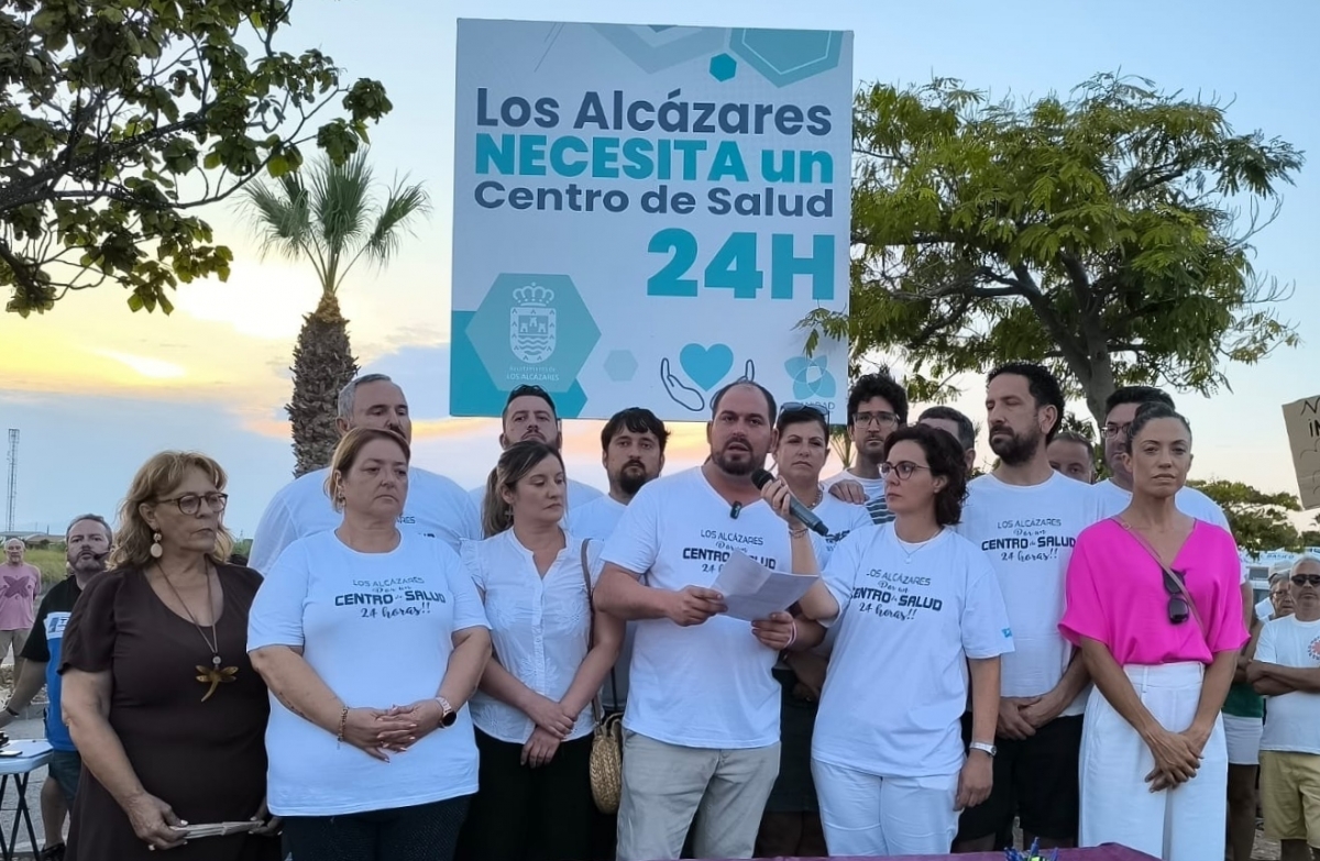 Más de 600 vecinos de Los Alcázares reclaman el centro de salud abierto 24 horas y se oponen a la incineradora de residuos sanitarios