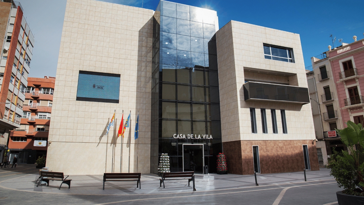 Onda repone la imagen de San Elías con una obra cerámica del artesano local Paco García Gisbert
