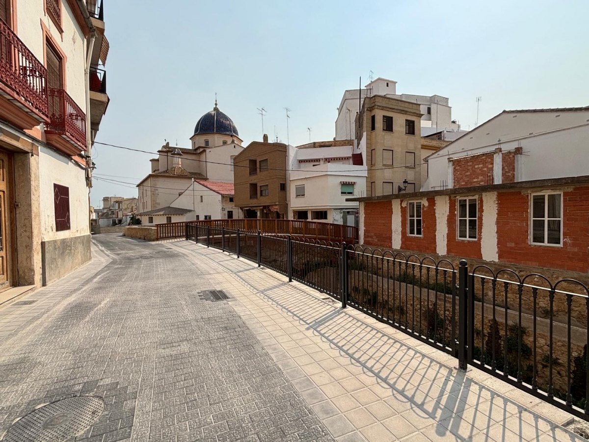 Chiva modifica el recorrido del Torico en la calle arrasada por la Dana y reabre el Puente Viejo a tiempo para las fiestas
