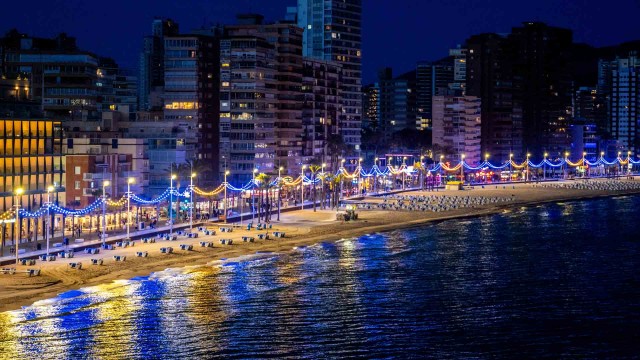 Benidorm aprueba el proyecto de renovación de la segunda fase de la catenaria lumínica de Levante