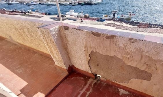 Revestimiento de pretiles desprendidos.