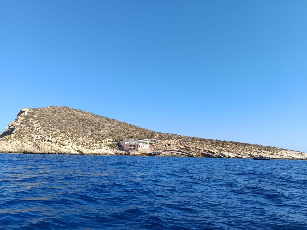 Isla de Benidorm con el bar en el centro.