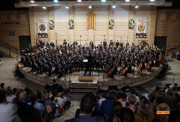 Trescientos músicos se preparan bajo la luz de Buñol para la 50ª edición del Concierto Mano a Mano