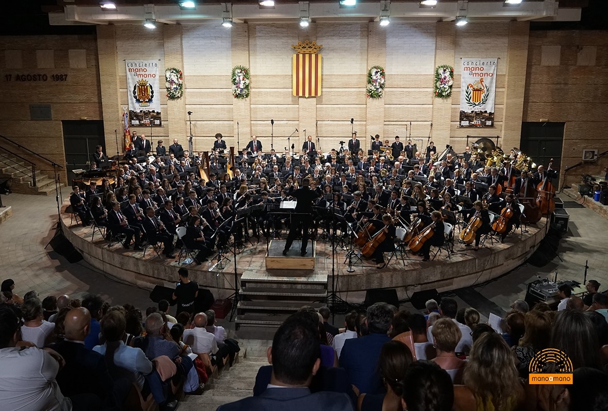 Trescientos músicos se preparan bajo la luz de Buñol para la 50ª edición del Concierto Mano a Mano