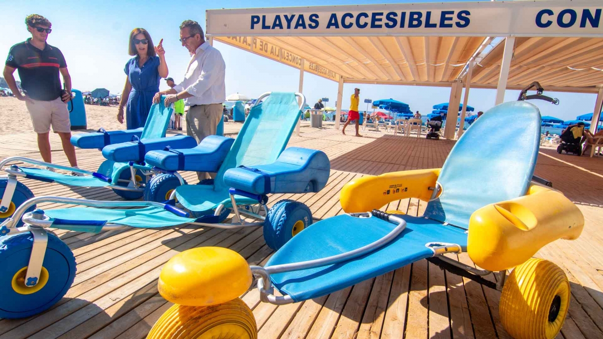Benidorm incorpora tres sillas anfibias infantiles para los puntos de playas accesibles