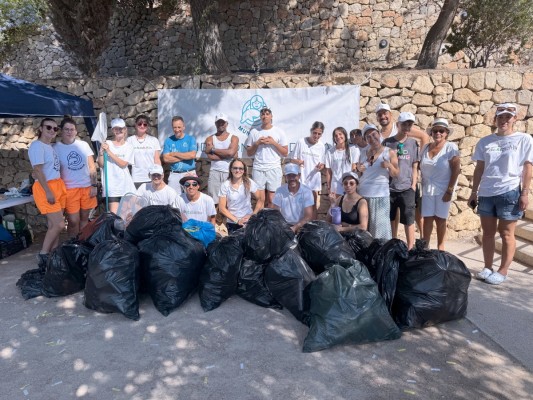 La Fundación Mundomar realiza una limpieza de la playa de l'Olla de Altea tras los fuegos del Castell
