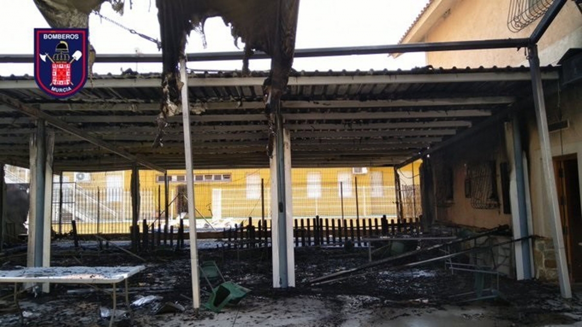 Un incendio golpea la sede de la peña huertana La Crilla en Puente Tocinos